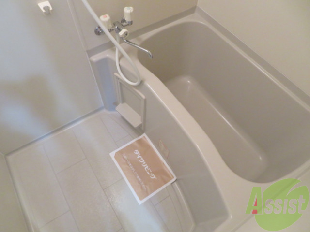 バス・シャワールーム　お風呂はゆっくりと浸かることのできる広さですね