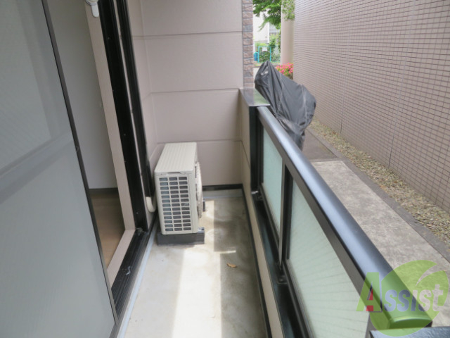 バルコニー　幅のあるバルコニーですね。洗濯がはかどりそう。