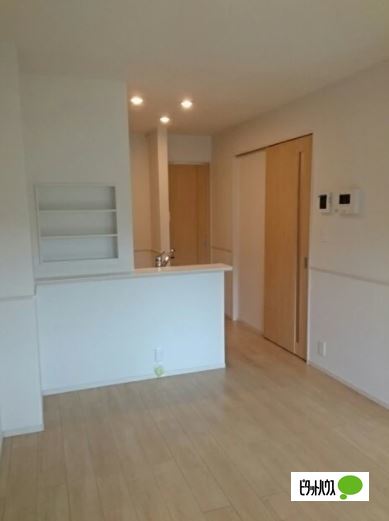 居室・リビング　同物件別部屋