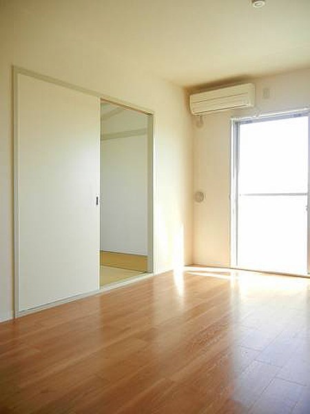 居室・リビング　明るいリビング