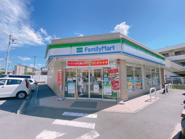 コンビニ　ファミリーマート（コンビニ）まで390m