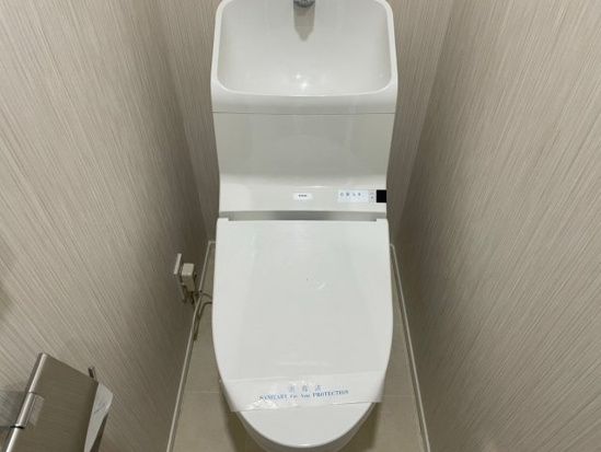 トイレ　落ち着いた色調のトイレです