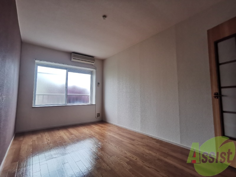 居室・リビング　８．５帖の洋室です。広々として、明るい印象です。