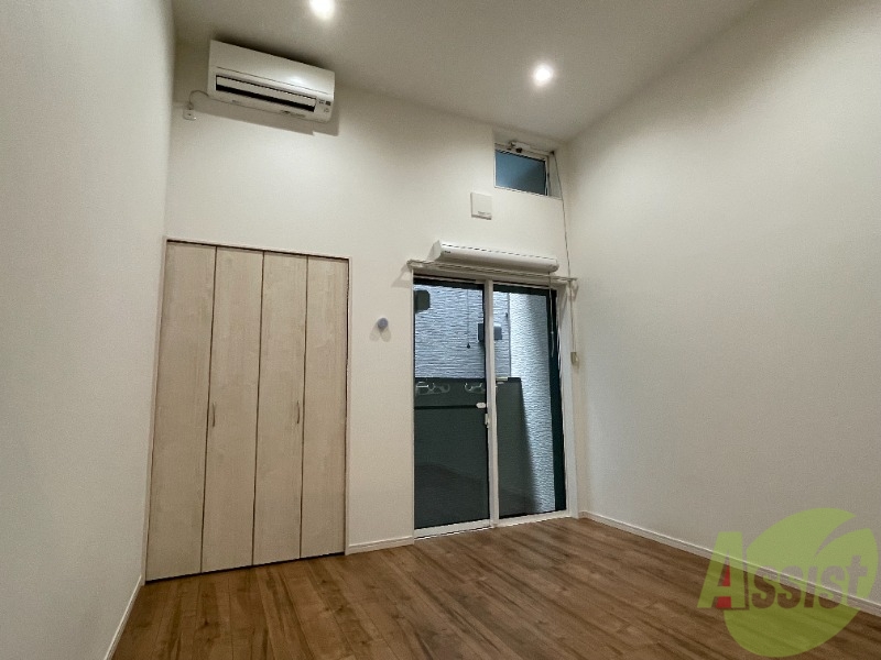 居室・リビング　７帖の洋室です。広々として、きれいですね。