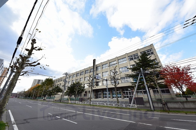 中学校　札幌市立八条中学校（中学校）まで740m