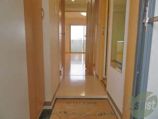 玄関　玄関入って正面にリビングで左にトイレが有りますよー