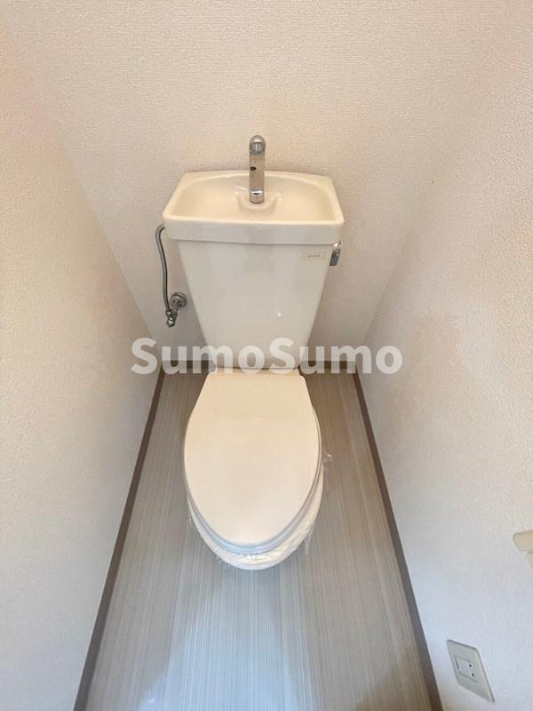 トイレ　落ち着いた色調のトイレです