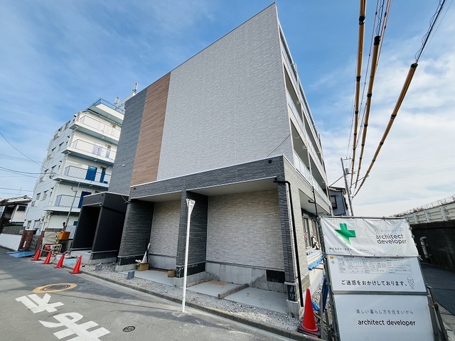 建物外観　４階建ての賃貸マンション