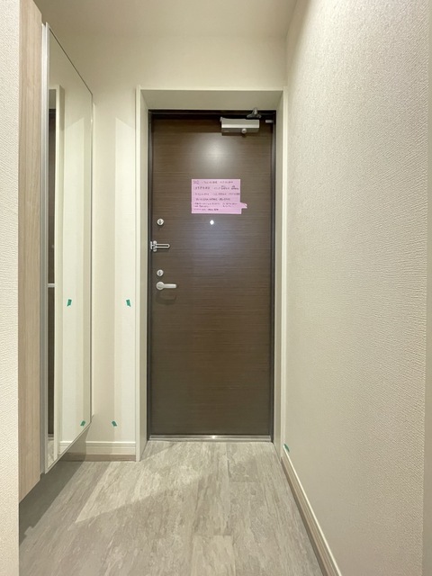 玄関　竣工前写真。写真は同タイプ別部屋です。