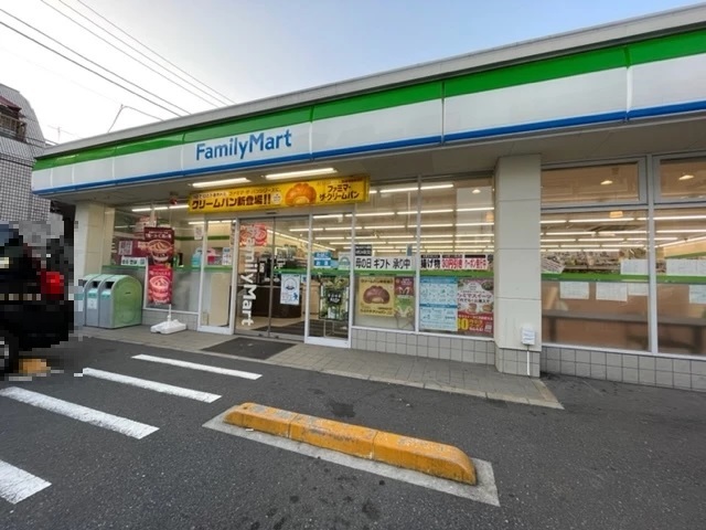 コンビニ　ファミリーマート中野中央五丁目店（コンビニ）まで220m