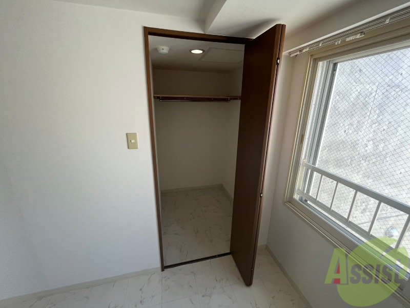 収納　クローゼットは奥行きもあり、荷物が多い方でも安心です。