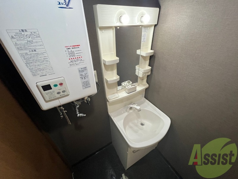 洗面設備　大きくて使いやすそうな独立洗面台になっています。