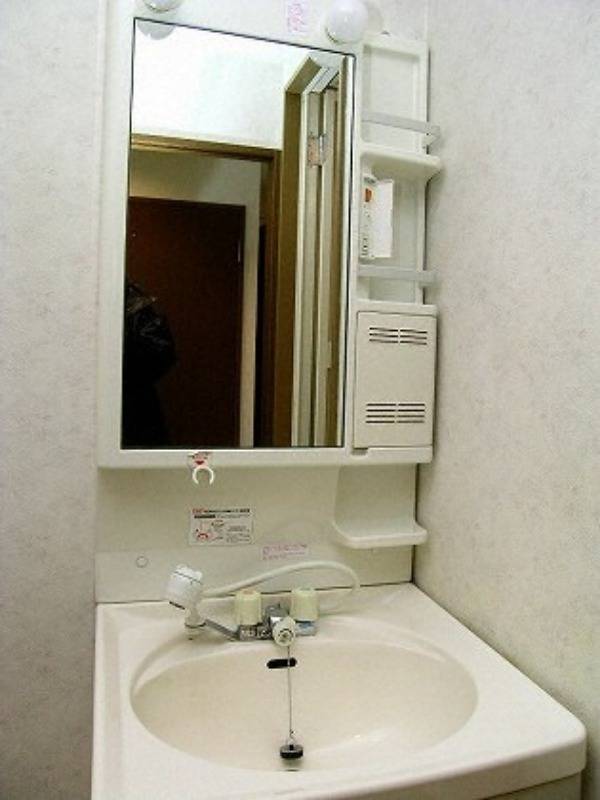 洗面設備　朝の支度にも助かる、独立の洗髪洗面化粧台