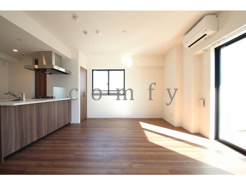 居室・リビング　２面採光で日当り・風通しの良いリビング