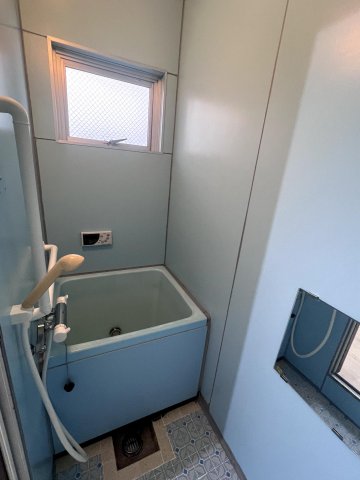 バス・シャワールーム　窓付きの浴室