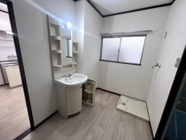 洗面設備　洗面台と洗濯置き場のある洗面所