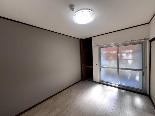 居室・リビング　庭に面した明るい洋室