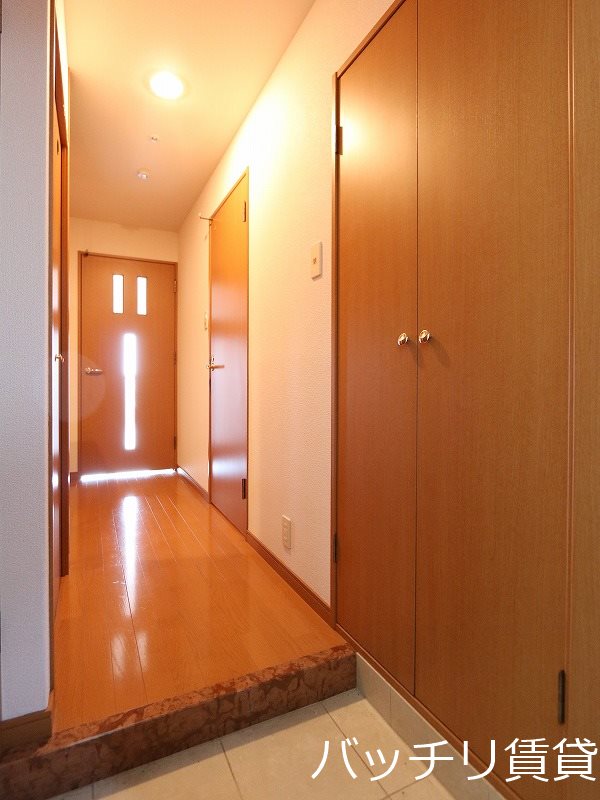 玄関　別号室タイプの為、現状を優先致します。