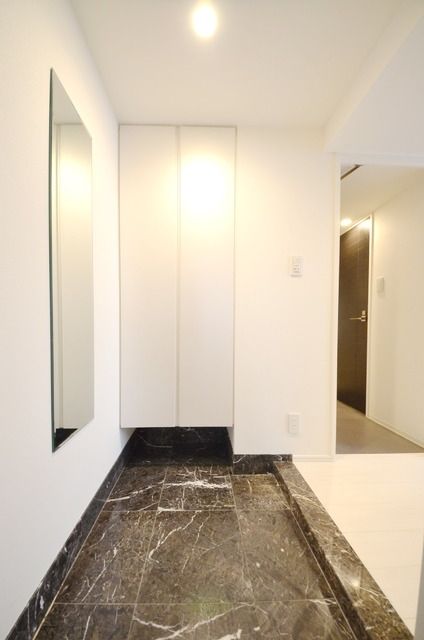 玄関　お問合せは(株)タウンハウジングレジデンス事業部　赤坂店・…