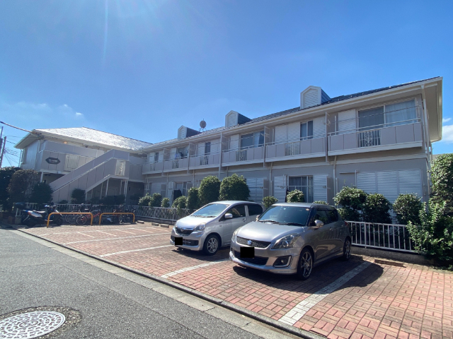 建物外観　前面敷地内駐車場