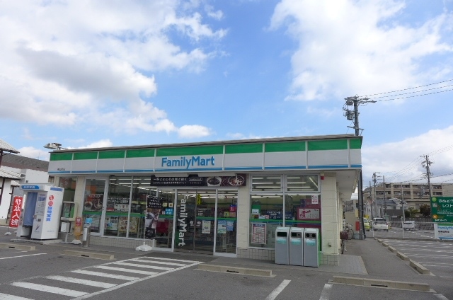 コンビニ　ファミリーマート（コンビニ）まで220m