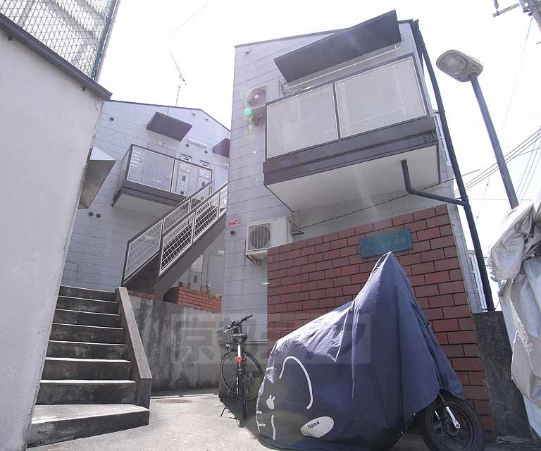 建物外観　高台に建てられたハイツです。
