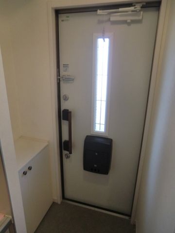 玄関　下駄箱あり　ダブルロックキー