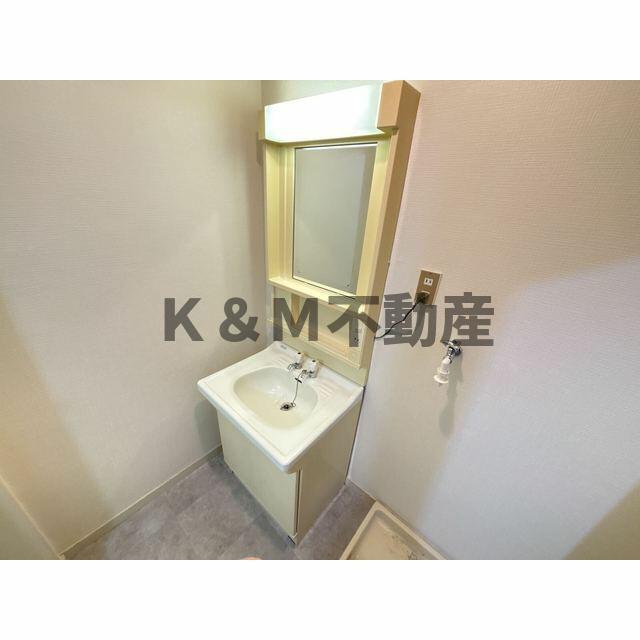 洗面設備　明るい洗面所です