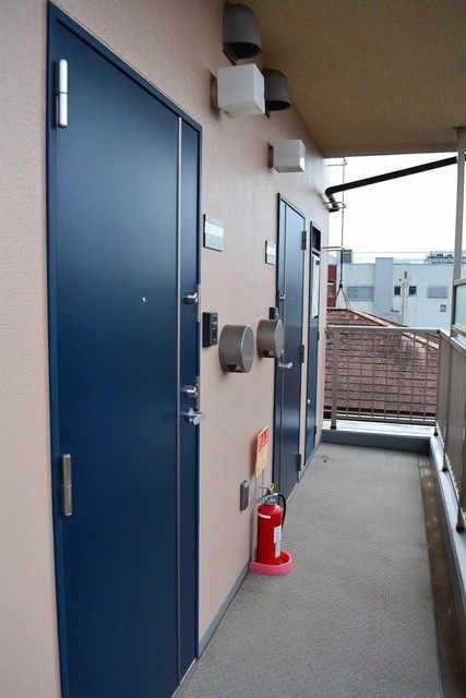 その他共有部分　ネイビーのスタイリッシュな玄関です