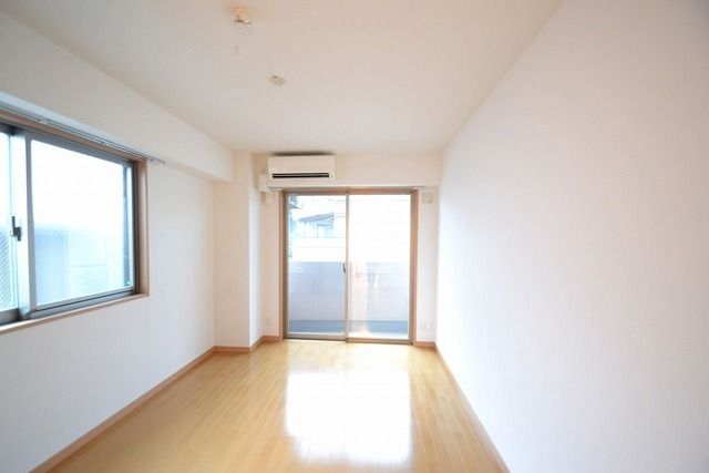 居室・リビング　角部屋、２面採光のお部屋です