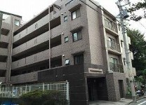 建物外観　鉄筋コンクリート造のがっちりとした建物。