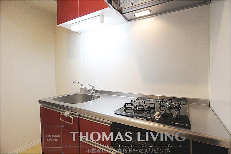 キッチン　2口コンロとグリル付きのシステムキッチンです。