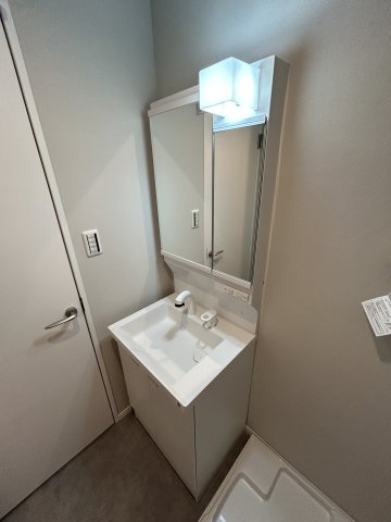 洗面設備　ゆったりとスペースのある洗面所