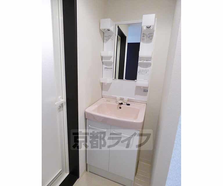 洗面設備　綺麗な洗面台です。