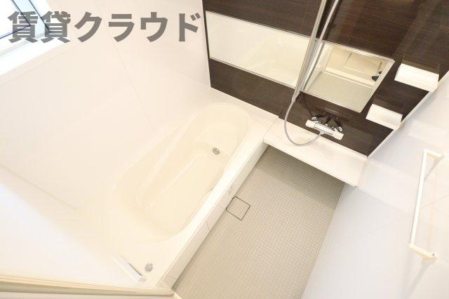 バス・シャワールーム　浴槽も足を伸ばしてゆっくり入れる広々設計です♪