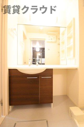 洗面設備　デザインだけでなく、収納力も◎洗面台もスッキリ♪
