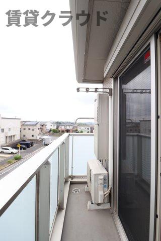 バルコニー　陽が出ている時間はポカポカ気持ちよく過ごせそうですね♪
