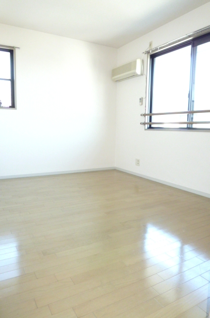 居室・リビング　落ち着いた色調の洋室です