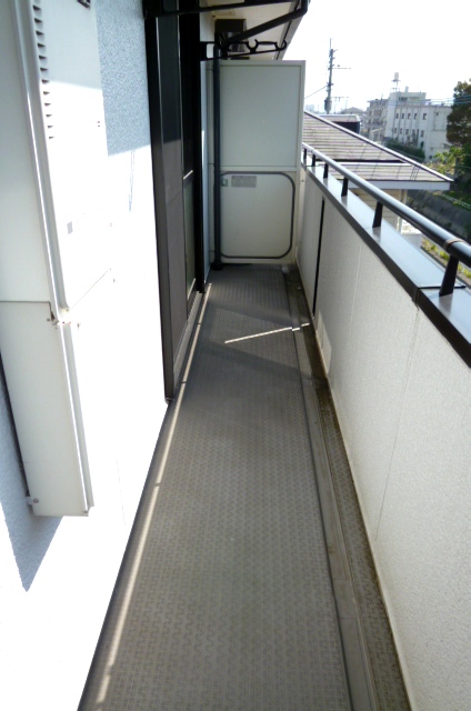 バルコニー　陽当たり良好なバルコニーです