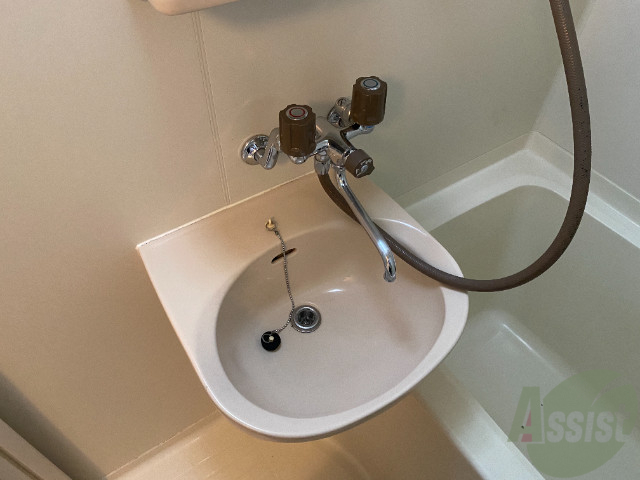 洗面設備　朝の支度ができる、洗面台も付いておりますね