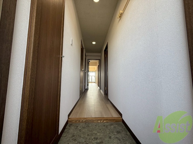 玄関　玄関から撮影しました。お部屋の明るさが伝わりますね。