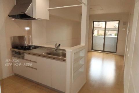 キッチン　ガスコンロとグリル付システムキッチン