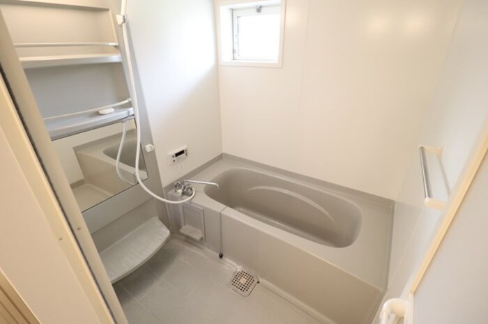 バス・シャワールーム　追い焚き給湯式浴室（小窓付）