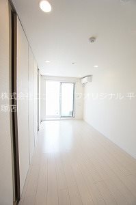 居室・リビング　8.6帖洋室♪エアコン付きです♪