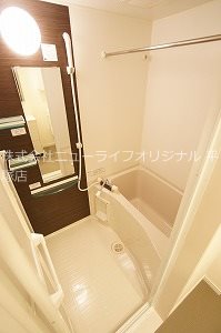 バス・シャワールーム　浴室乾燥機付で雨の日や夜間に洗濯する方にもおすすめです。