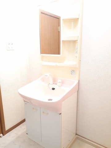 洗面設備　明るい洗面所です