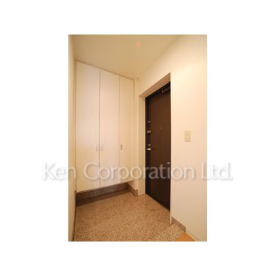 玄関　同タイプ9階のお部屋を撮影。仕様が異なることがあります。