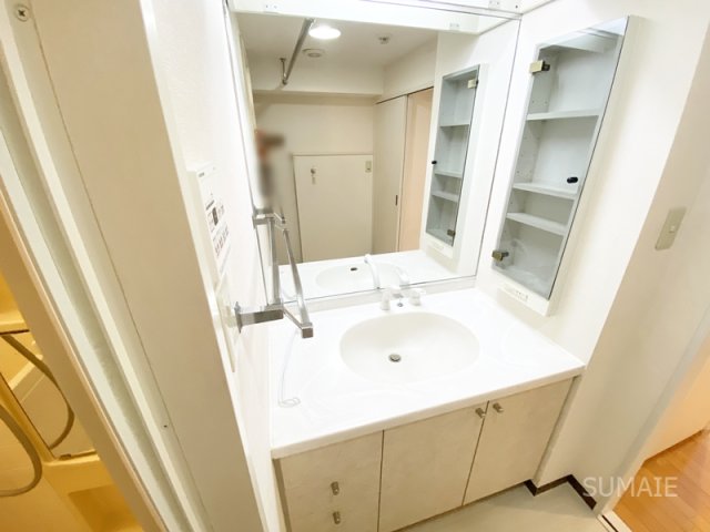 洗面設備　大きな鏡の洗面台！