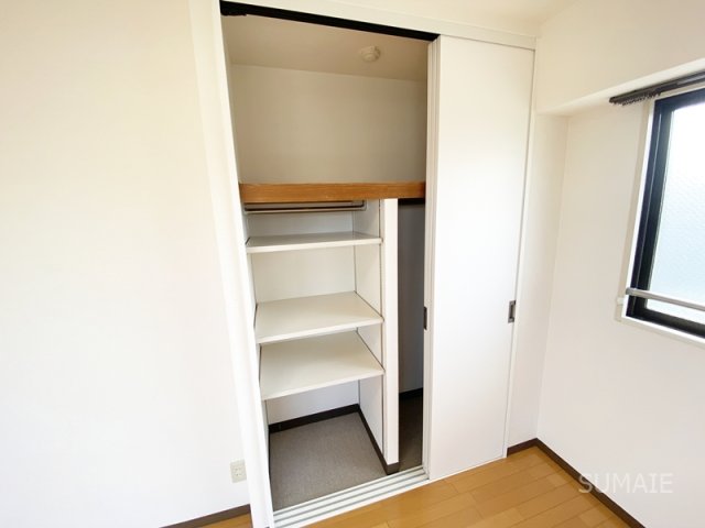 収納　棚付きで便利な収納！