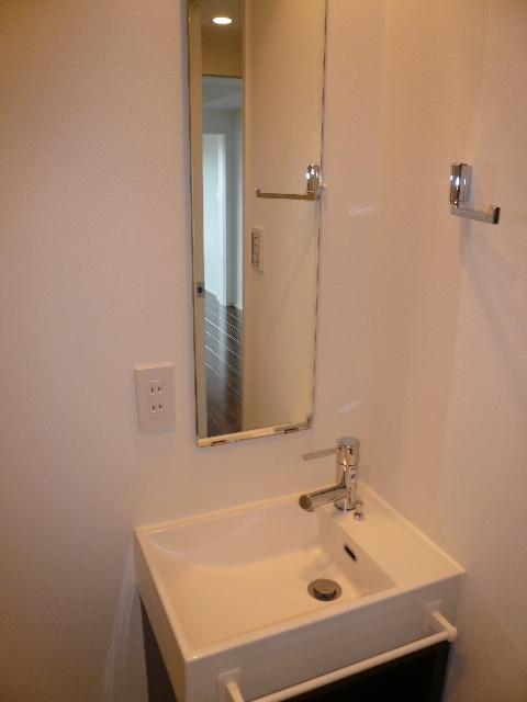 洗面設備　「あると便利な独立洗面台です」